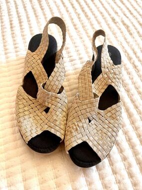 bernie mev. Woven Slingback Sandals in Beige with Black Footbed